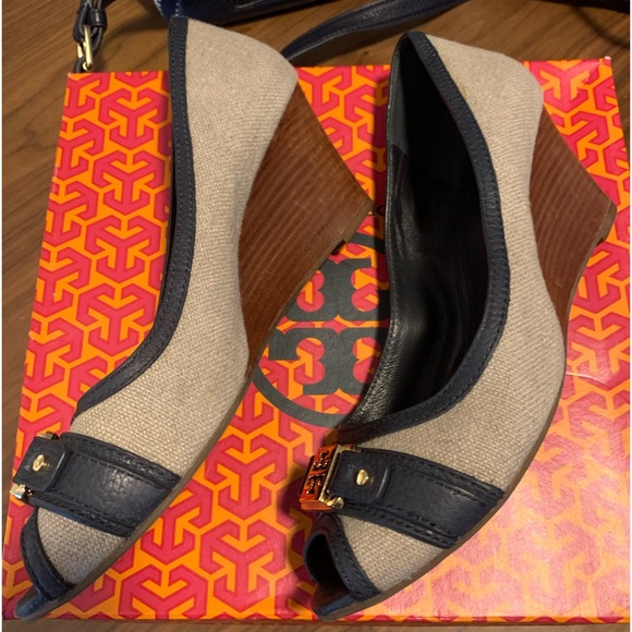 Tory Burch Ambrose 65mm Tory Burch Beige Canvas And navy Leather Trim Wedge 9.5 - Picture 6 of 7